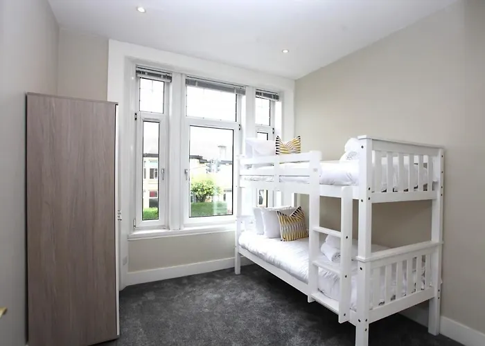 Three Bedroom Upper Flat In Jordanhill * גלאזגו