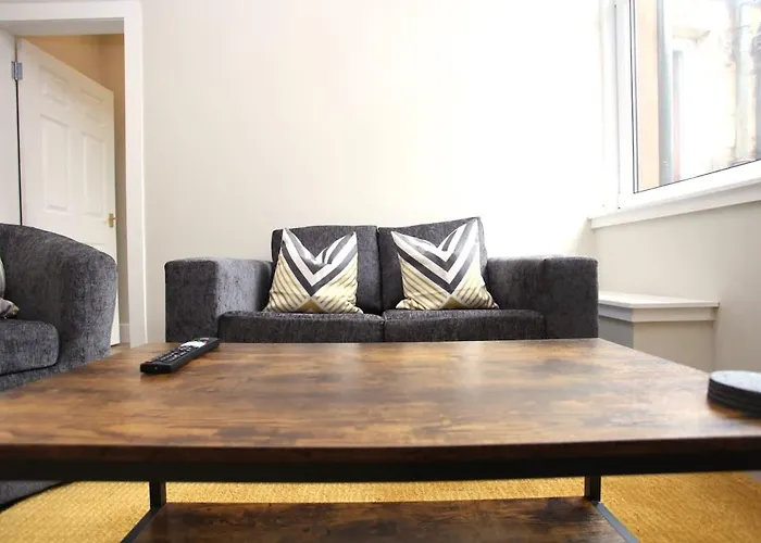 Three Bedroom Upper Flat In Jordanhill *