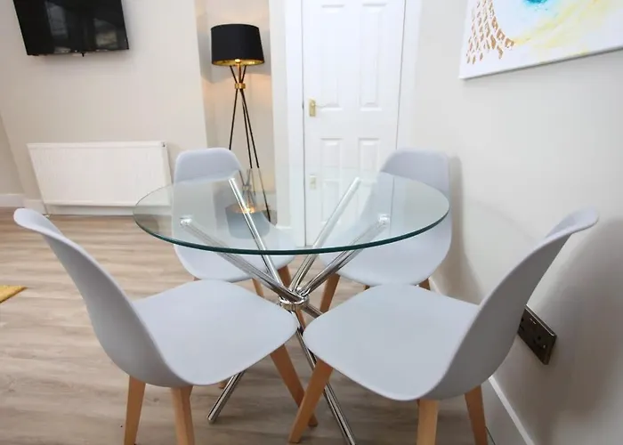 Three Bedroom Upper Flat In Jordanhill * גלאזגו