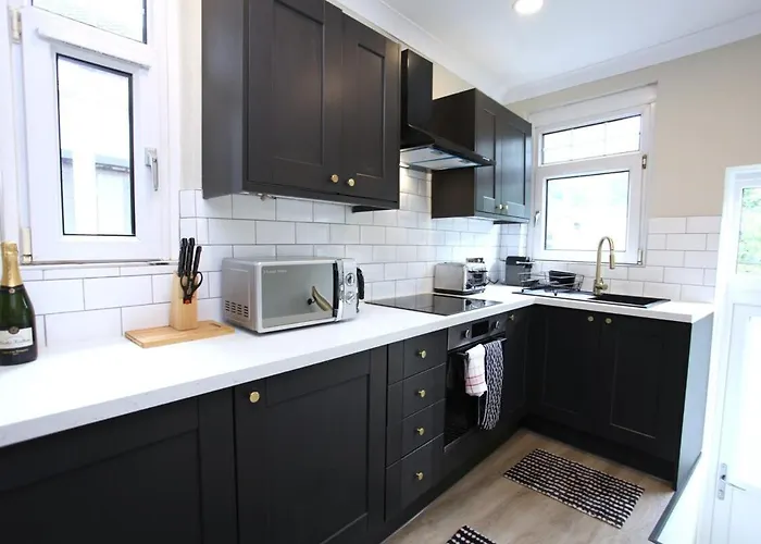 Three Bedroom Upper Flat In Jordanhill Appartement