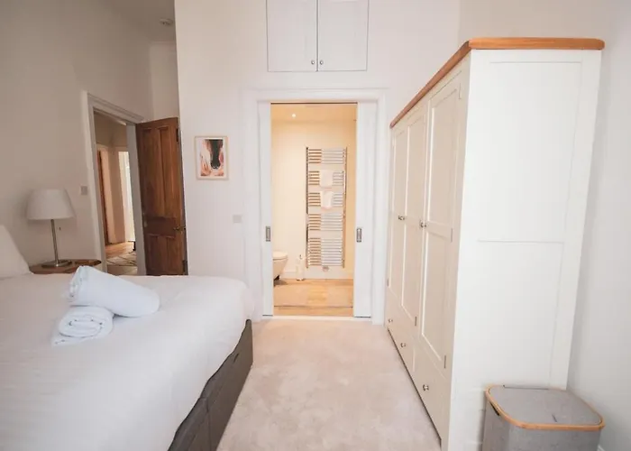 Stunning 3 Bed Flat In The Heart Of The West End *