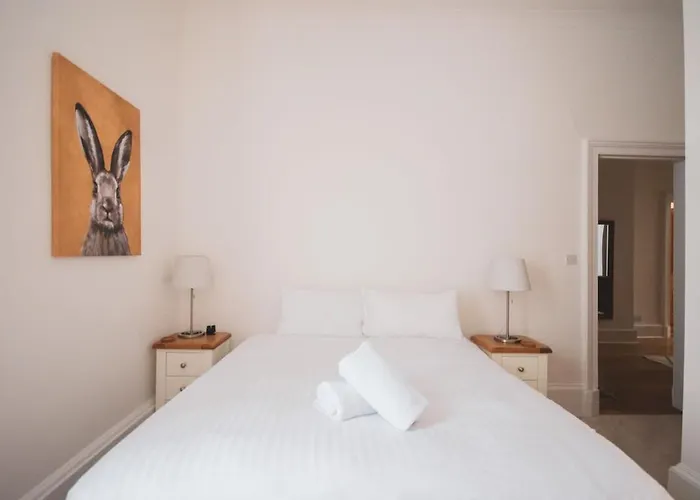 בית נופש Stunning 3 Bed Flat In The Heart Of The West End