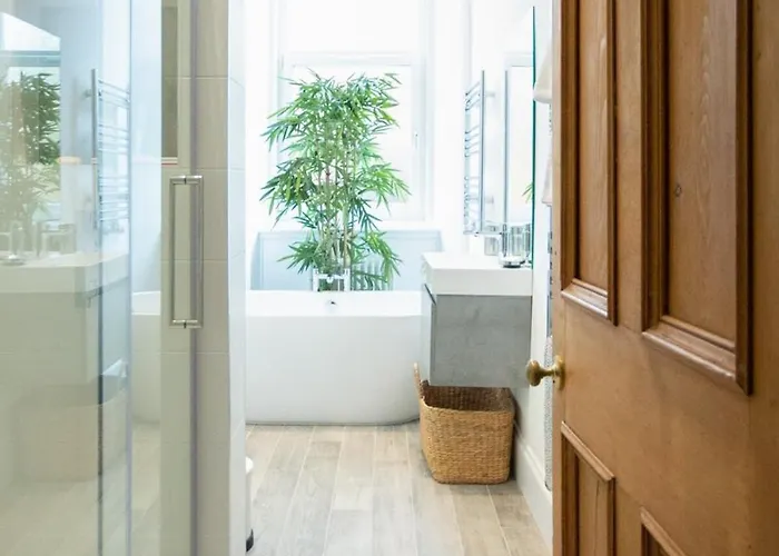 Stunning 3 Bed Flat In The Heart Of The West End