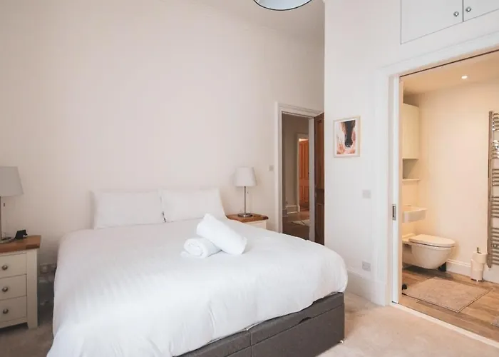 בית נופש Stunning 3 Bed Flat In The Heart Of The West End