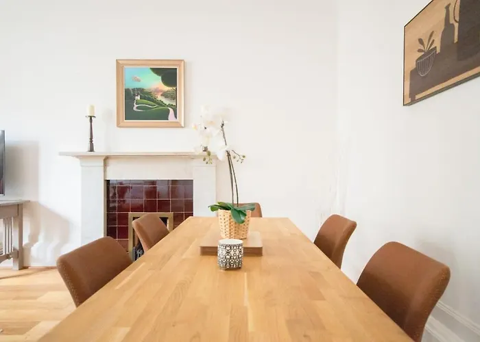 Casa de Férias Stunning 3 Bed Flat In The Heart Of The West End *