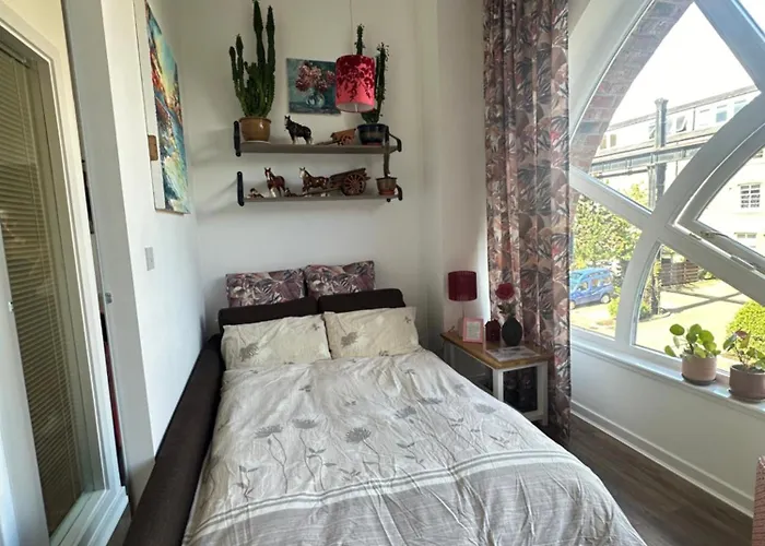 Stunning 2 Bedroom *