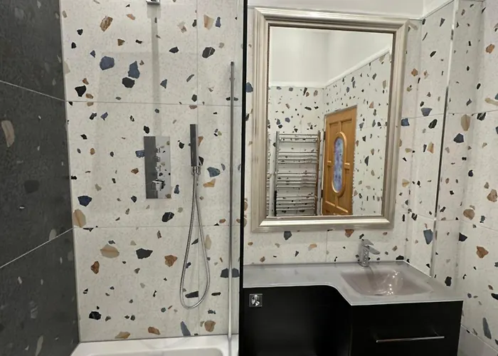 Stunning 2 Bedroom *