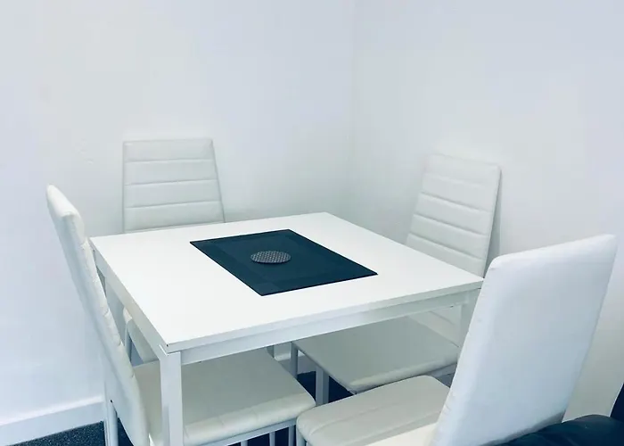 Modern 2 Bedroom House With Loft Conversion Апартаменты