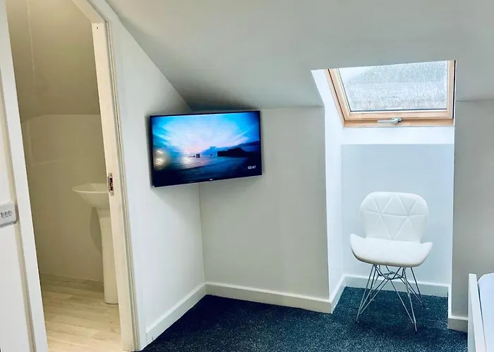 Modern 2 Bedroom House With Loft Conversion