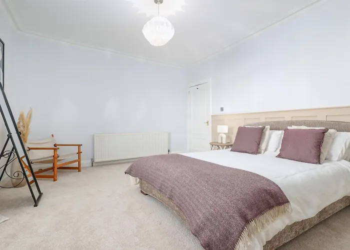 Extravagant 6 Bed Victorian Townhouse With Hot Tub *