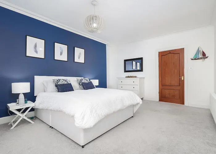 Extravagant 6 Bed Victorian Townhouse With Hot Tub