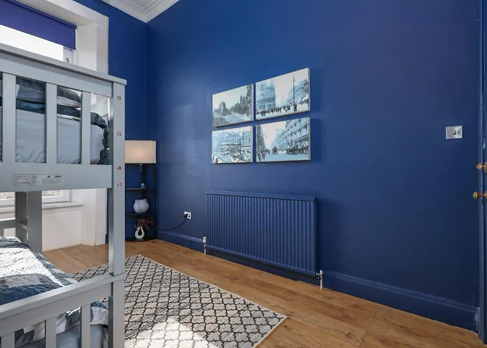 Extravagant 6 Bed Victorian Townhouse With Hot Tub *