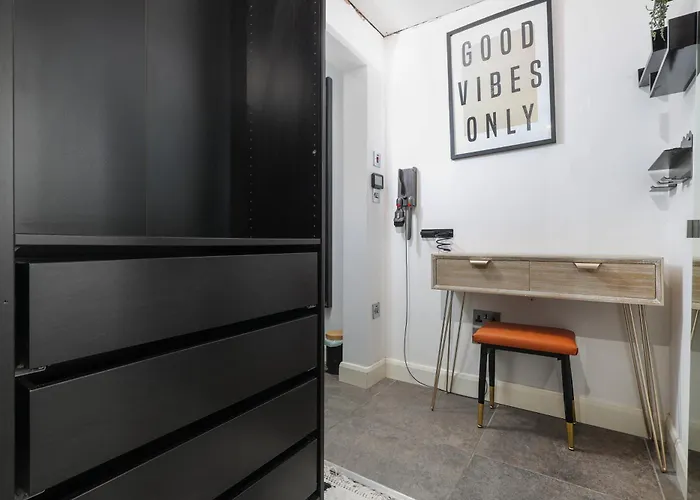 Extravagant 6 Bed Victorian Townhouse With Hot Tub