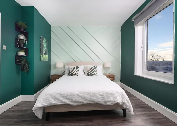 Extravagant 6 Bed Victorian Townhouse With Hot Tub