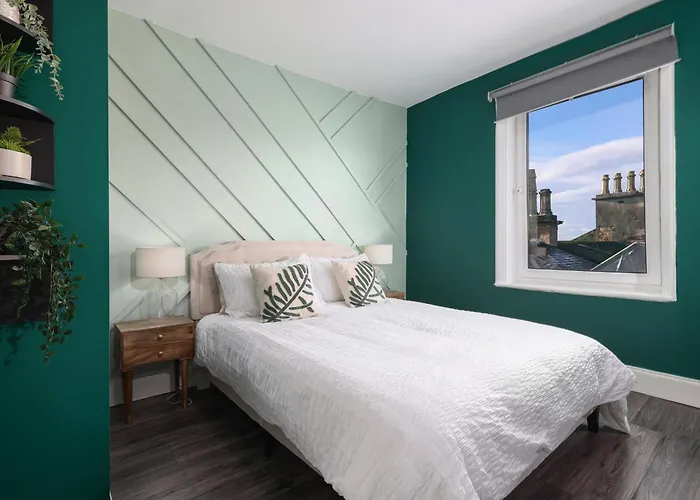 Extravagant 6 Bed Victorian Townhouse With Hot Tub