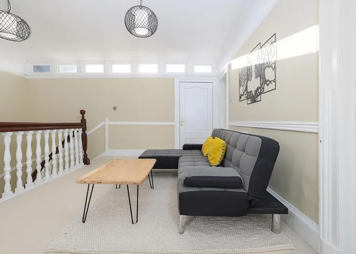 Extravagant 6 Bed Victorian Townhouse With Hot Tub *