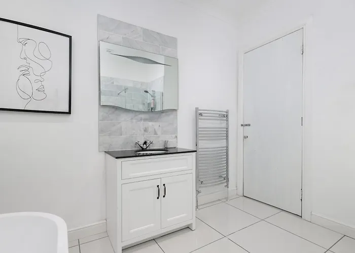 Extravagant 6 Bed Victorian Townhouse With Hot Tub