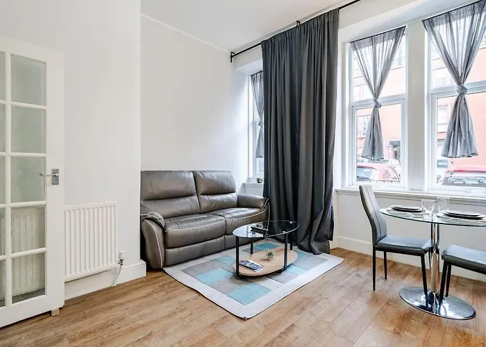 Stunning Ground Floor Flat In Southside. شقة