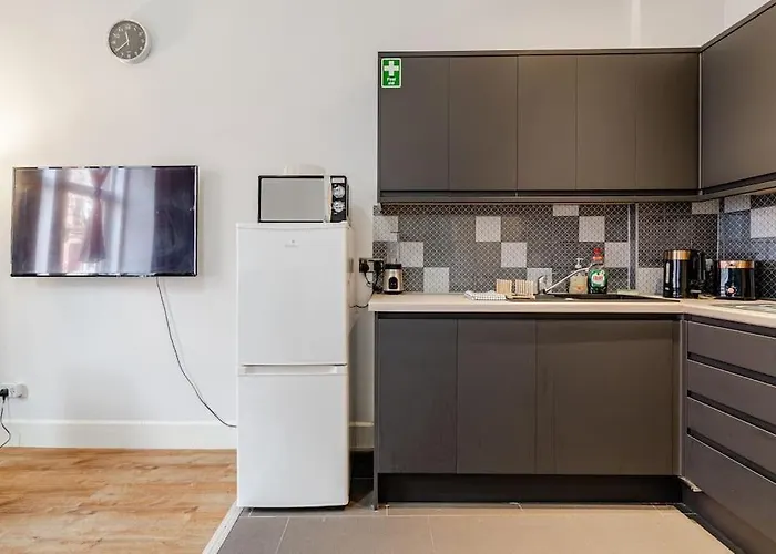 Stunning Ground Floor Flat In Southside. *