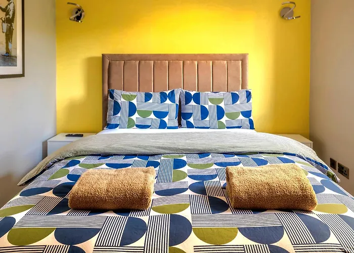 Cosy 4 Bedroom In - Free Parking *