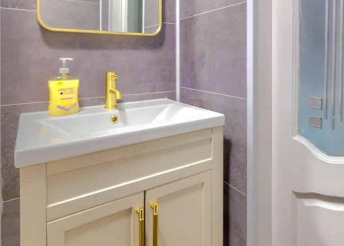 Cosy 4 Bedroom In - Free Parking *