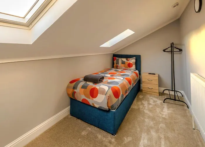 Cosy 4 Bedroom In - Free Parking *