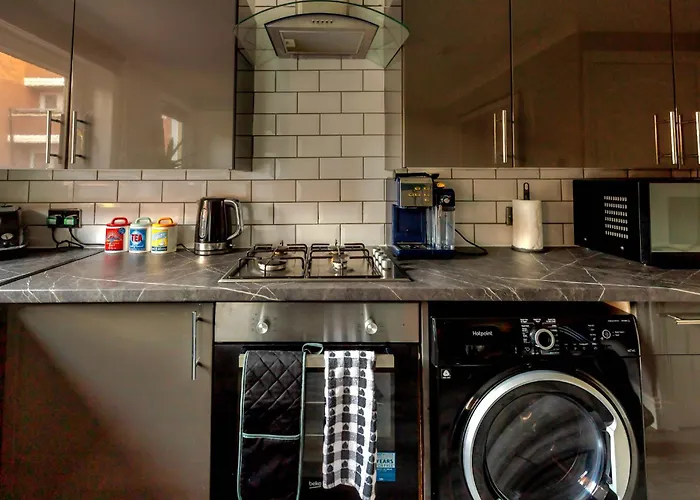 Cosy 4 Bedroom In - Free Parking Vakantiehuis