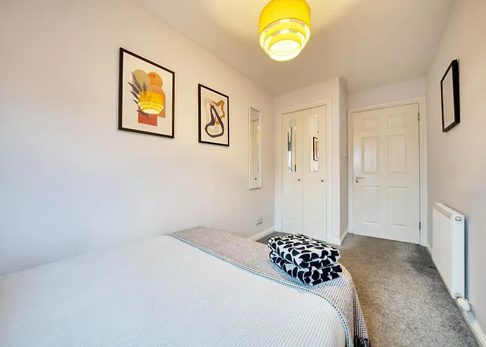 Modern 2 Bed Flat With Free Parking Apartment