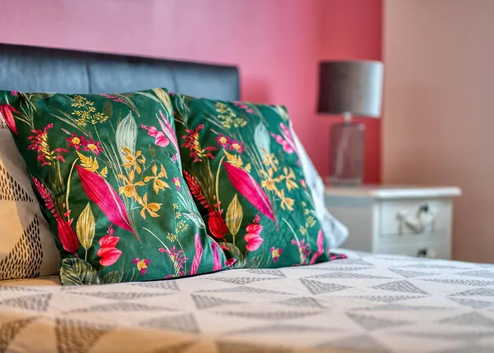 Modern 2 Bed Flat With Free Parking غلاسغو