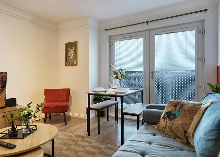 Modern 2 Bed Flat With Free Parking Apartment