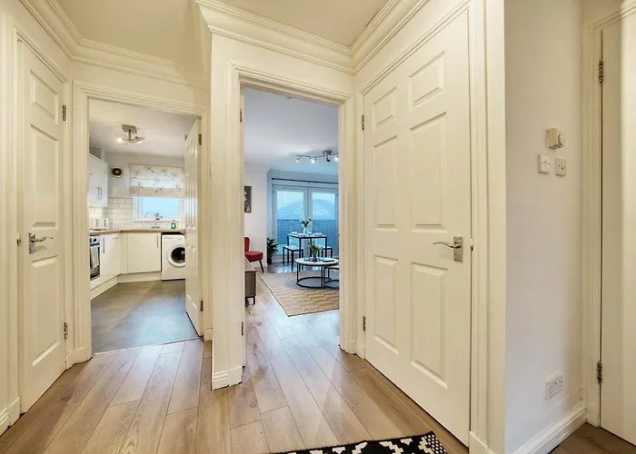 Modern 2 Bed Flat With Free Parking غلاسغو