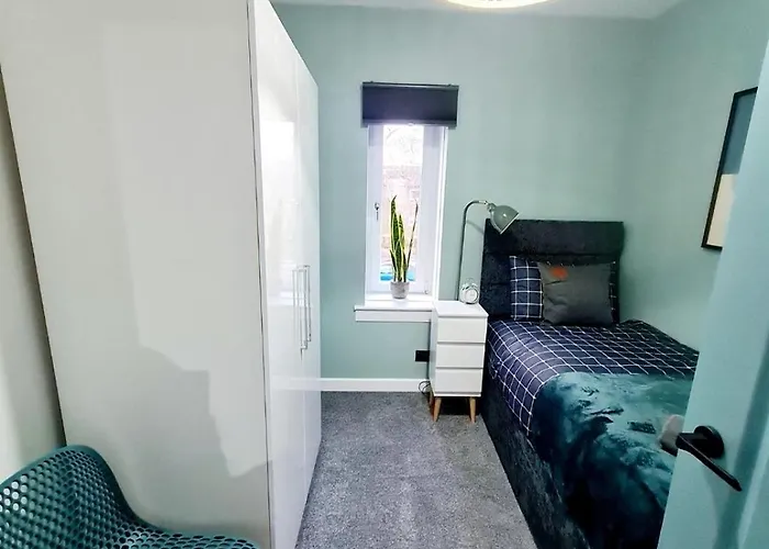 Bright 3br Walking Distance To Town - Free Parking