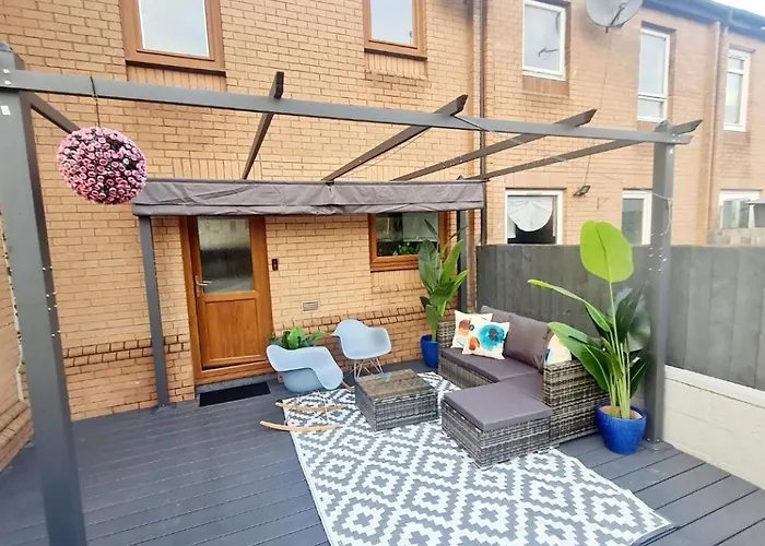 Bright 3br Walking Distance To Town - Free Parking *