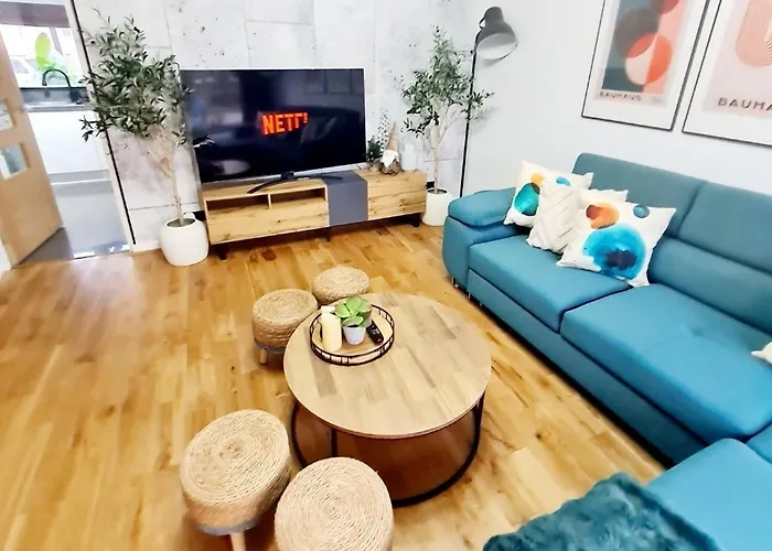 Bright 3br Walking Distance To Town - Free Parking Apartamento