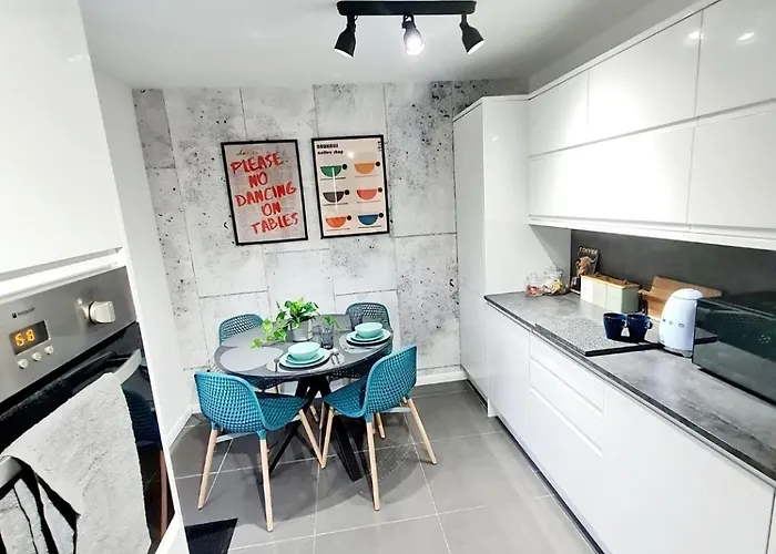 Bright 3br Walking Distance To Town - Free Parking *