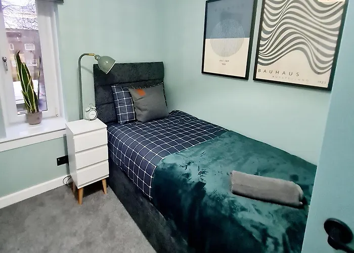 Bright 3br Walking Distance To Town - Free Parking