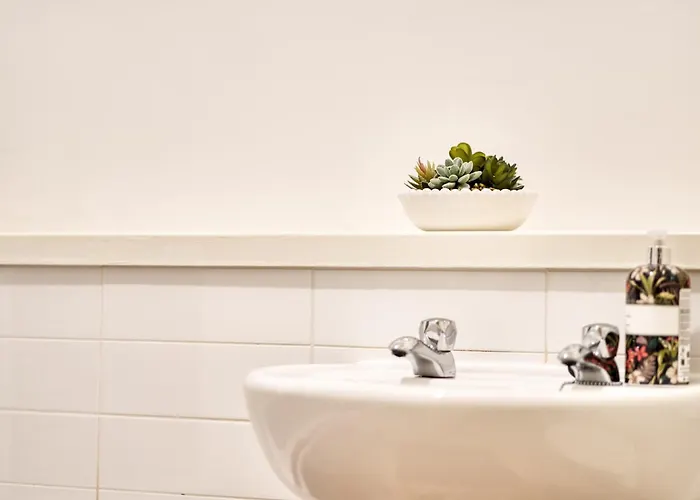 2Br Flat Central Location With Free Parking *