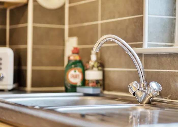 2Br Flat Central Location With Free Parking * Glasgow