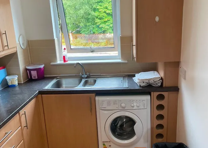 3 Bed ,2 Bedroom Near Centre Lägenhet