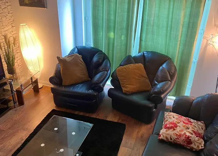 3 Bed ,2 Bedroom Near Centre Lägenhet *