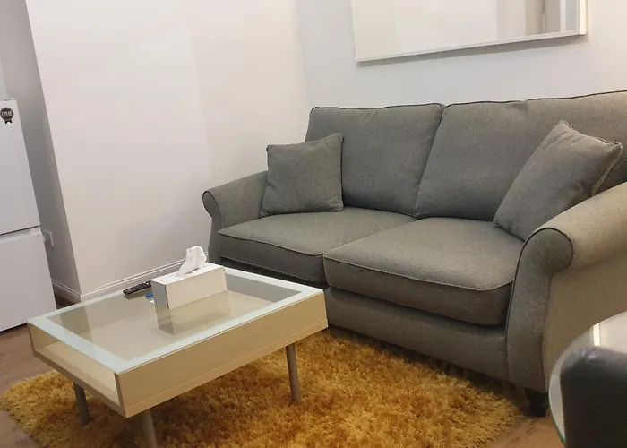 Appartement Newly Furnished Flat 4 Minutes Walk To Metro