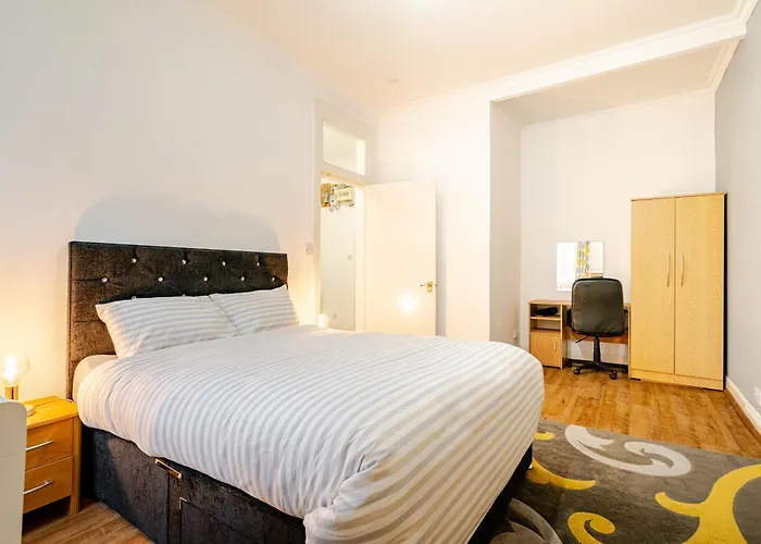 Newly Furnished Flat 4 Minutes Walk To Metro Διαμέρισμα *