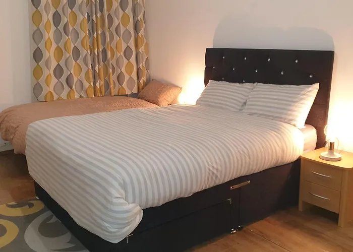 Newly Furnished Flat 4 Minutes Walk To Metro Appartement *