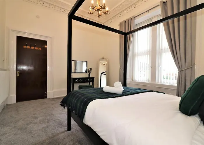 10 Bedrooms Pool Table Garden Piano * Glasgow