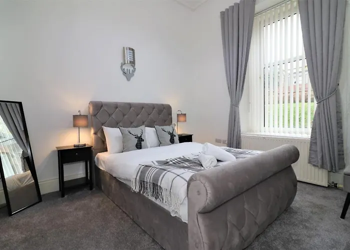 10 Bedrooms Pool Table Garden Piano Villa *