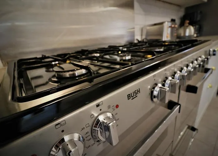 10 Bedrooms Pool Table Garden Piano *