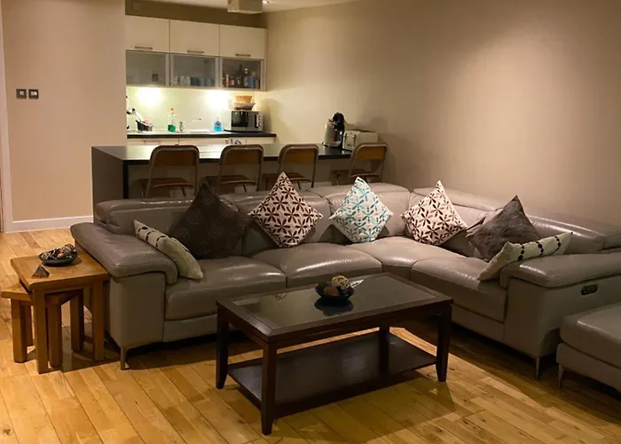 Centre 2 Bedroom Apartment, Secure Parking. גלאזגו