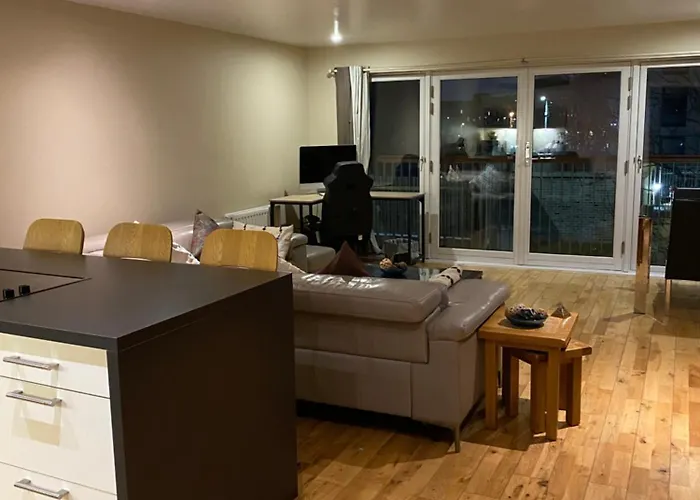 Centre 2 Bedroom Apartment, Secure Parking.