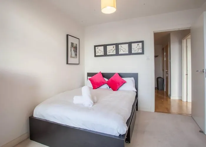 With River View Next To Hydro * グラスゴー