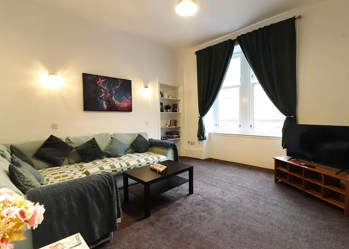 2 Bed Flat - Street Parking * غلاسغو